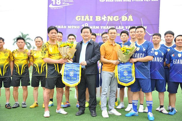 Chủ tịch HĐQT cùng với Chủ tịch Công đoàn tặng Hoa và Cờ lưu niệm cho 2 đội bóng
