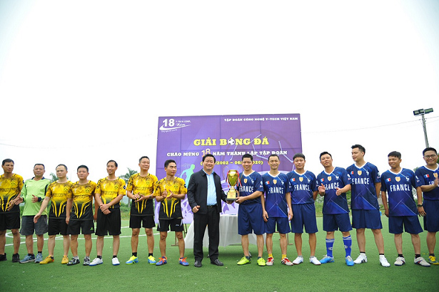 Chủ tịch HĐQT trao Cúp vô địch cho Đội Văn phòng T-TECH Hà Nội