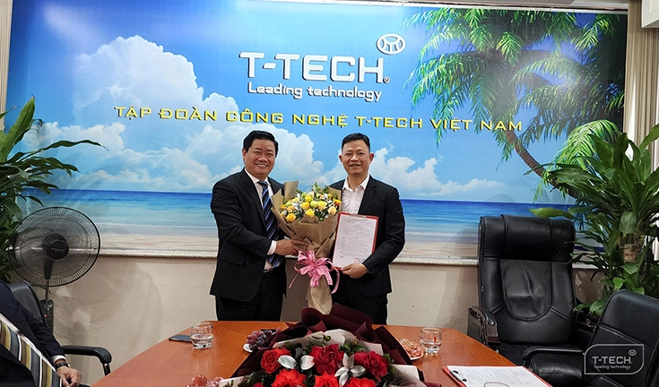 TS. Nguyễn Đình Trọng (Chủ tịch HĐQT) tặng hoa cho tân Kế toán trưởng Nguyễn Thanh Tùng
