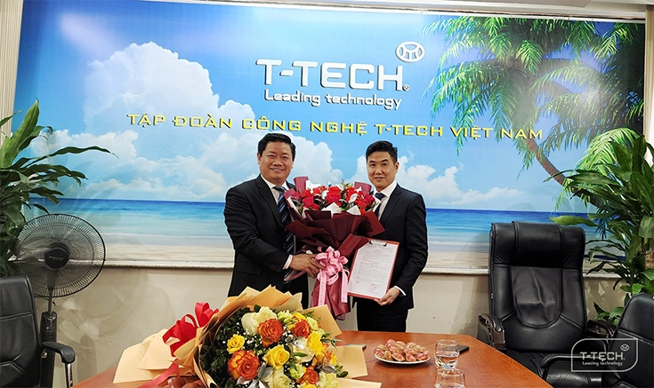 TS. Nguyễn Đình Trọng (Chủ tịch HĐQT) tặng hoa cho tân TGĐ Lê Hoài An