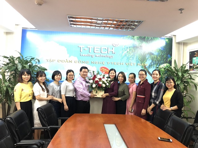 Chủ tịch HĐQT tặng hoa chị em nhân ngày Phụ nữ Việt Nam (20/10/2019)