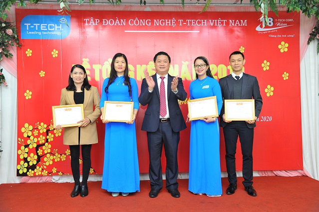 TS. Nguyễn Đình Trọng - Chủ tịch HĐQT, Tổng Giám đốc Tập đoàn trao Giấy khen  cho các cá nhân có thành tich xuất sắc trong năm 2019