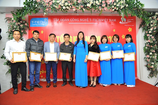 ThS. Nguyễn Thị Phương Lâm - Phó Tổng Giám đốc thường trực trao Giấy khen  cho các cá nhân có thành tích tốt trong năm 2019