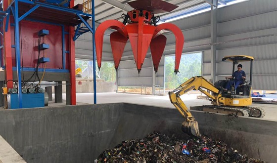 Máy gắp rác tại nhà máy xử lý rác thải Hoàng Mai