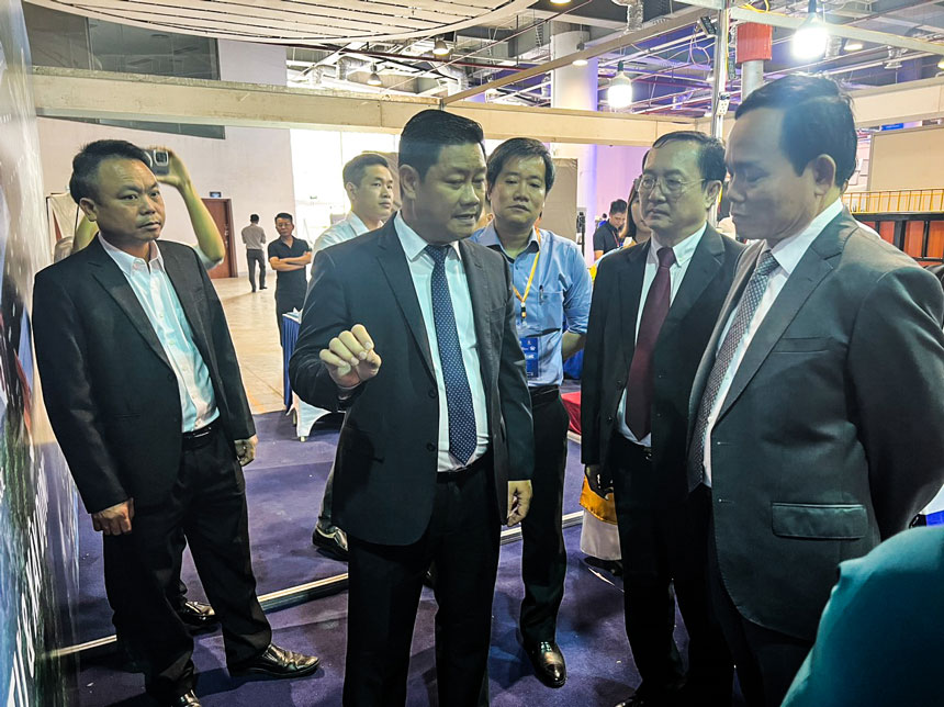 Phó Thủ Tướng Trần Lưu quang đến thăm gian hàng t-tech