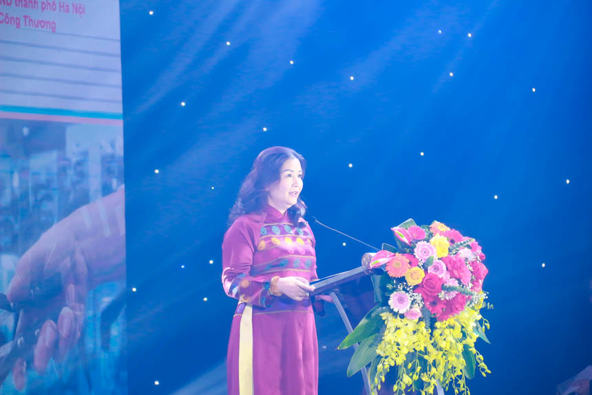 bà Trần Thị Phương Lan đại diện phát biểu