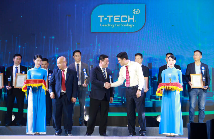 Chủ tịch TS. Nguyễn Đình Trọng lên nhận giải