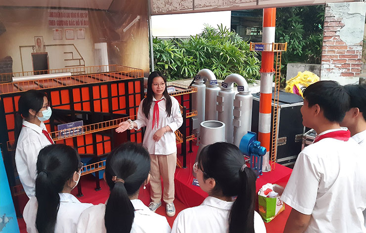 Các em học sinh trường THPT Lê Lợi đang tìm hiểu về Lò đốt rác phát điện