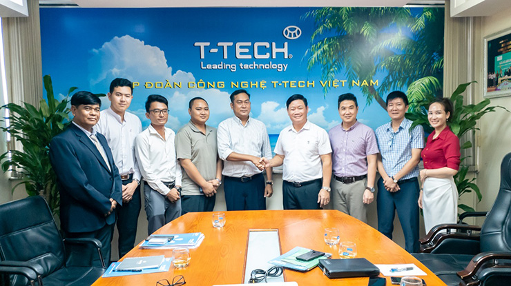 Đối tác K.E Myanmar cùng Ban Lãnh đạo T-Tech chụp ảnh lưu niệm