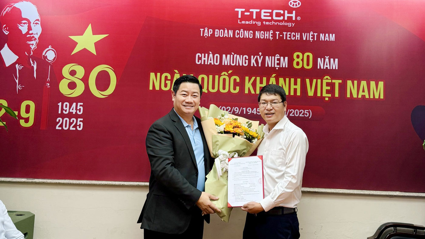 Tiến sỹ Nguyễn Đình Trọng - Chủ tịch HĐQT trao quyết định bổ nhiệm cho ông Nguyễn Cao Cường
